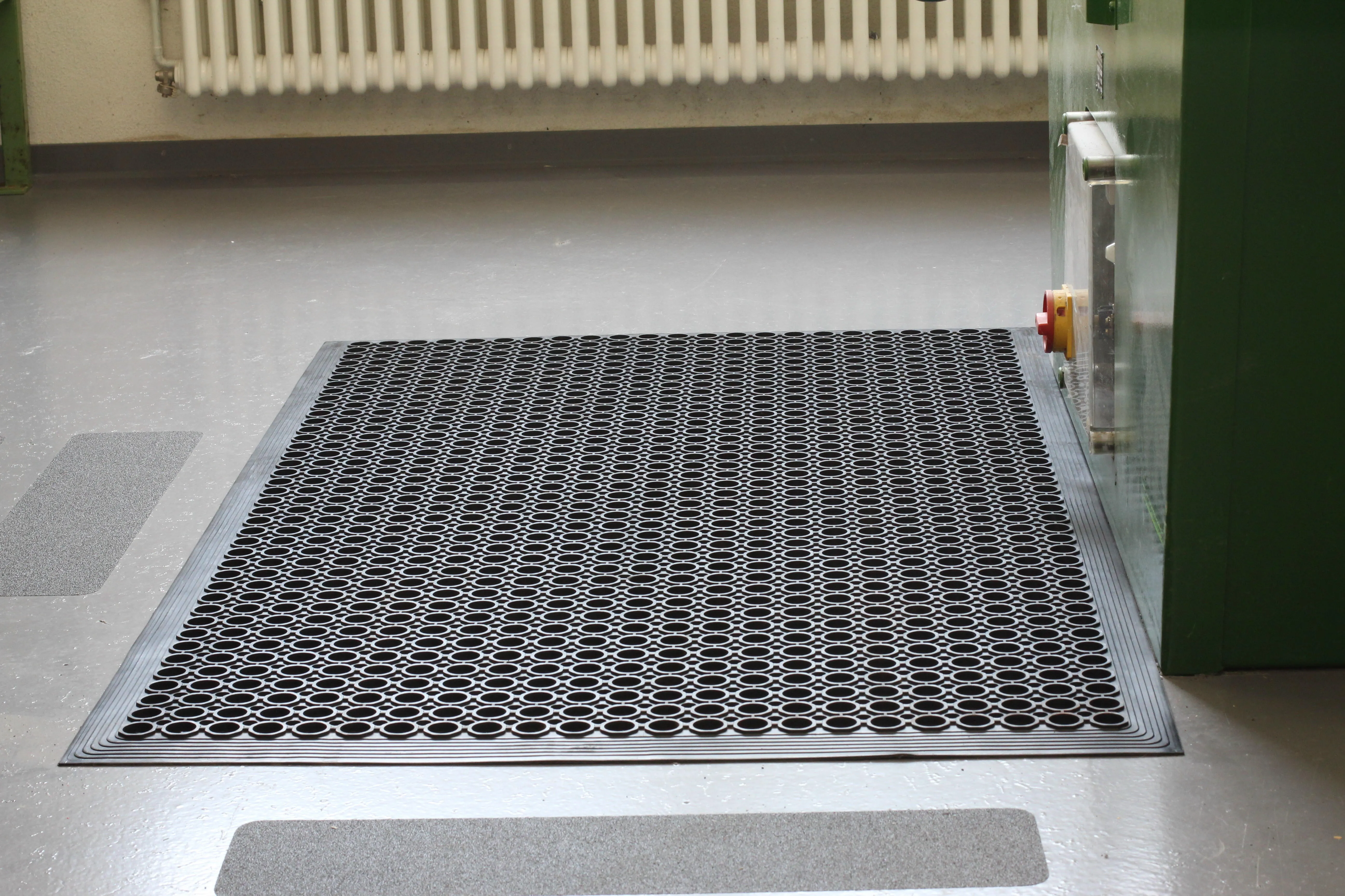 Schwarze Wabenmatte 91x152cm von TR-BMG Mehlhose: Rutschfest, strapazierf?hig, aus 100% Naturgummi, ideal f?r Eingangsbereiche und industrielle Anwendungen.