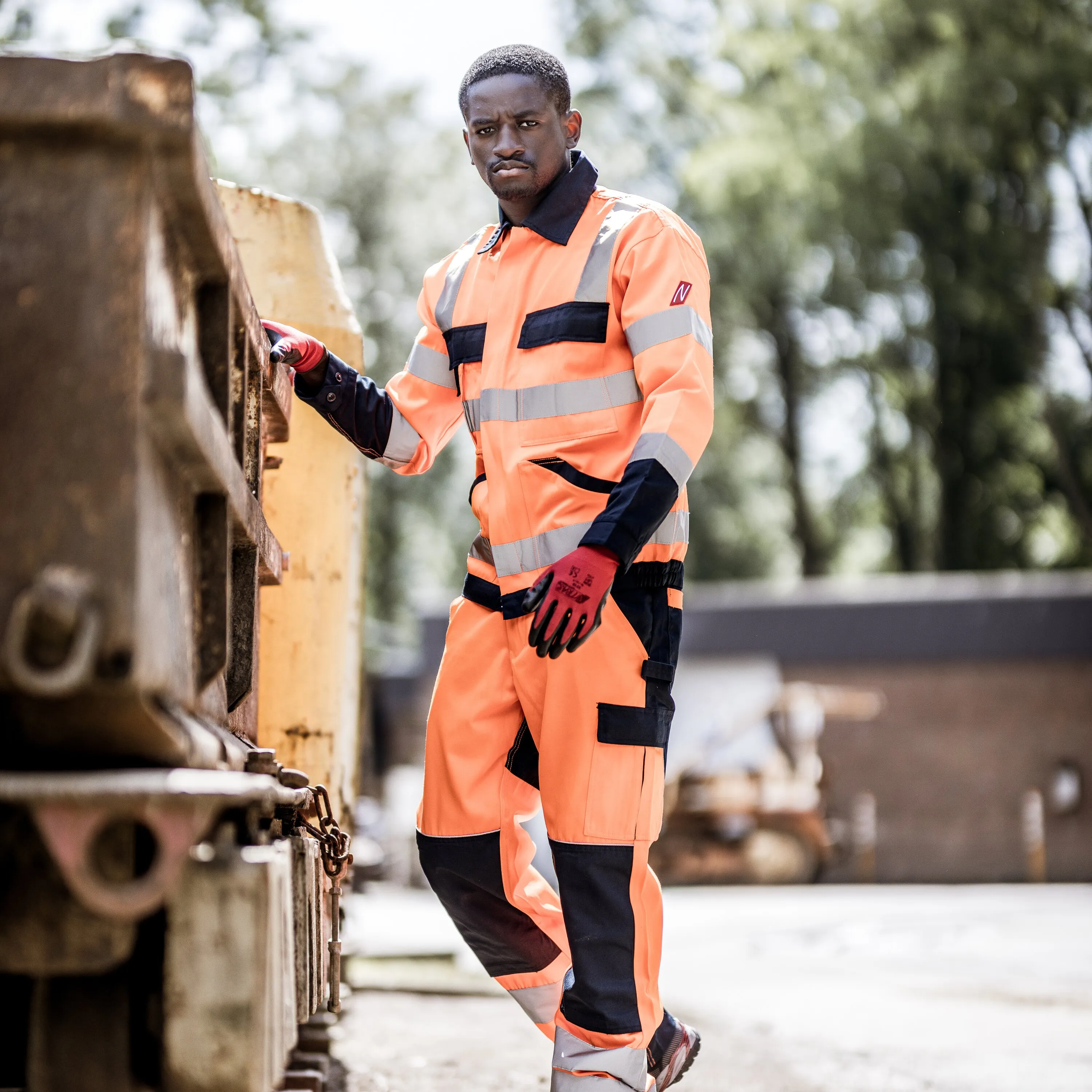 Die NITRAS MOTION TEX VIZ Warnschutz-Arbeitsjacke bietet hohe Sichtbarkeit und Komfort mit atmungsaktivem Material, Reflexstreifen und praktischen Taschen.