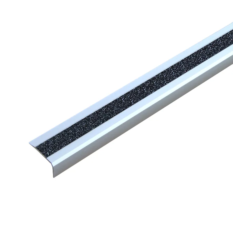 Produktbild des Antirutschtreppenkantenprofils aus Aluminium von Mehlhose: Elegantes, schwarzes Design mit GlitterGrip f?r maximale Sicherheit und einfache Montage.