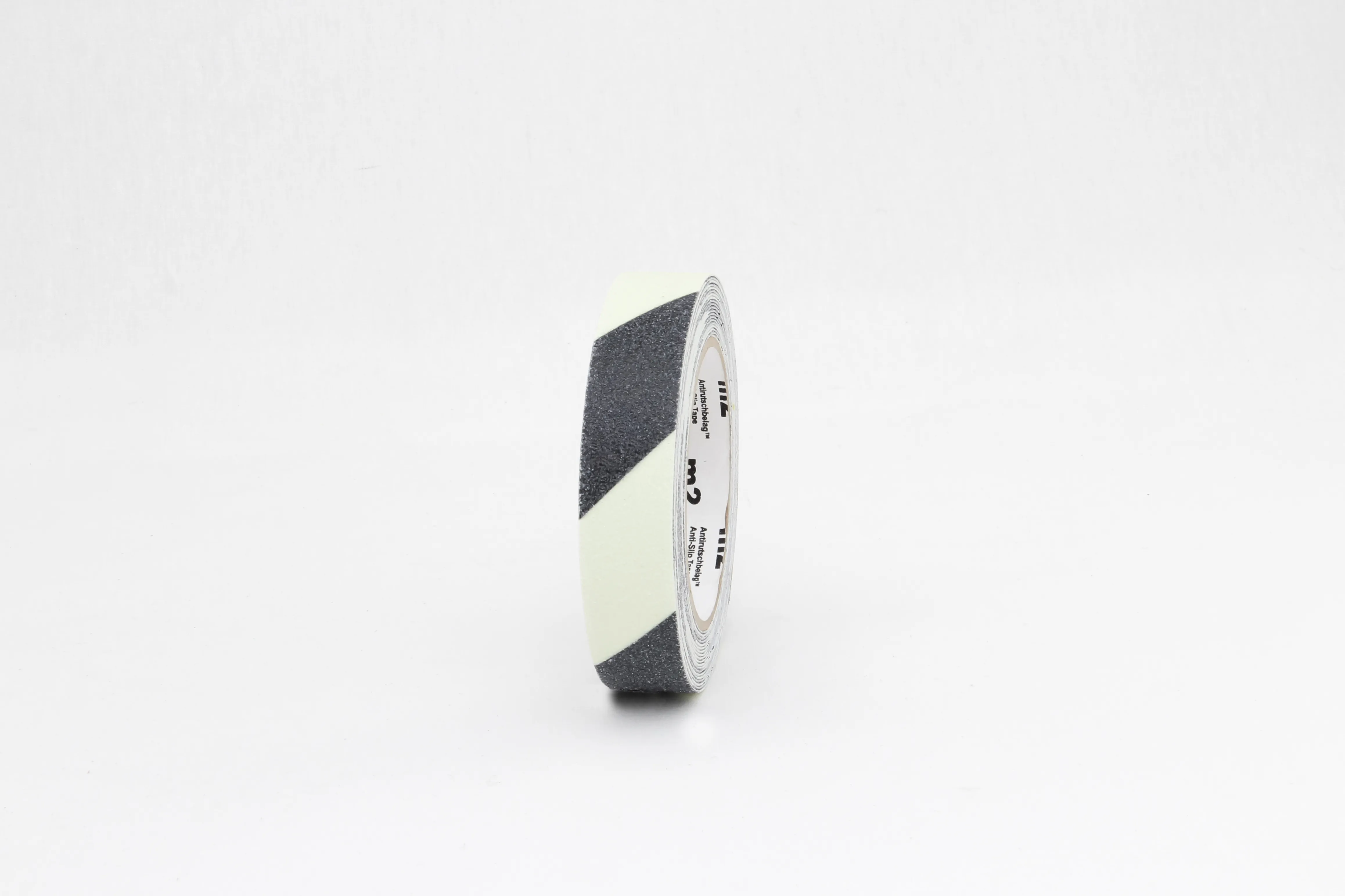 Produktbild: Nachleuchtender Antirutschbelag von Mehlhose, 25mm x 6m Rolle. Bietet R13 Rutschhemmung, einfache Montage und hohe Sichtbarkeit für Sicherheit.