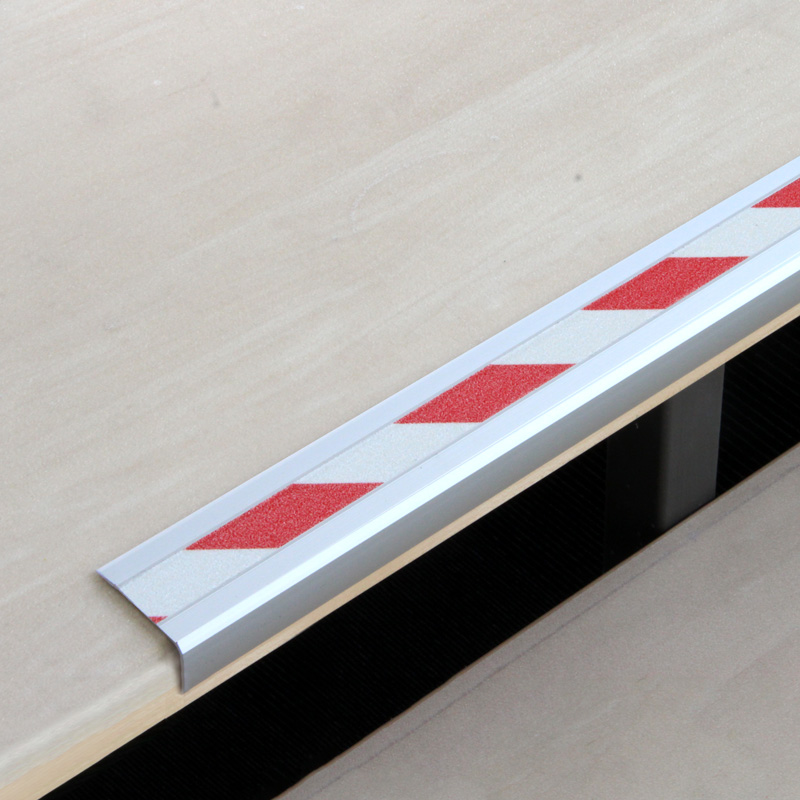 Das Aluminium-Treppenkantenprofil von Mehlhose in Rot/Weiß bietet elegante Sicherheit mit hervorragender Rutschhemmung und einfacher Montage für langlebige Nutzung.