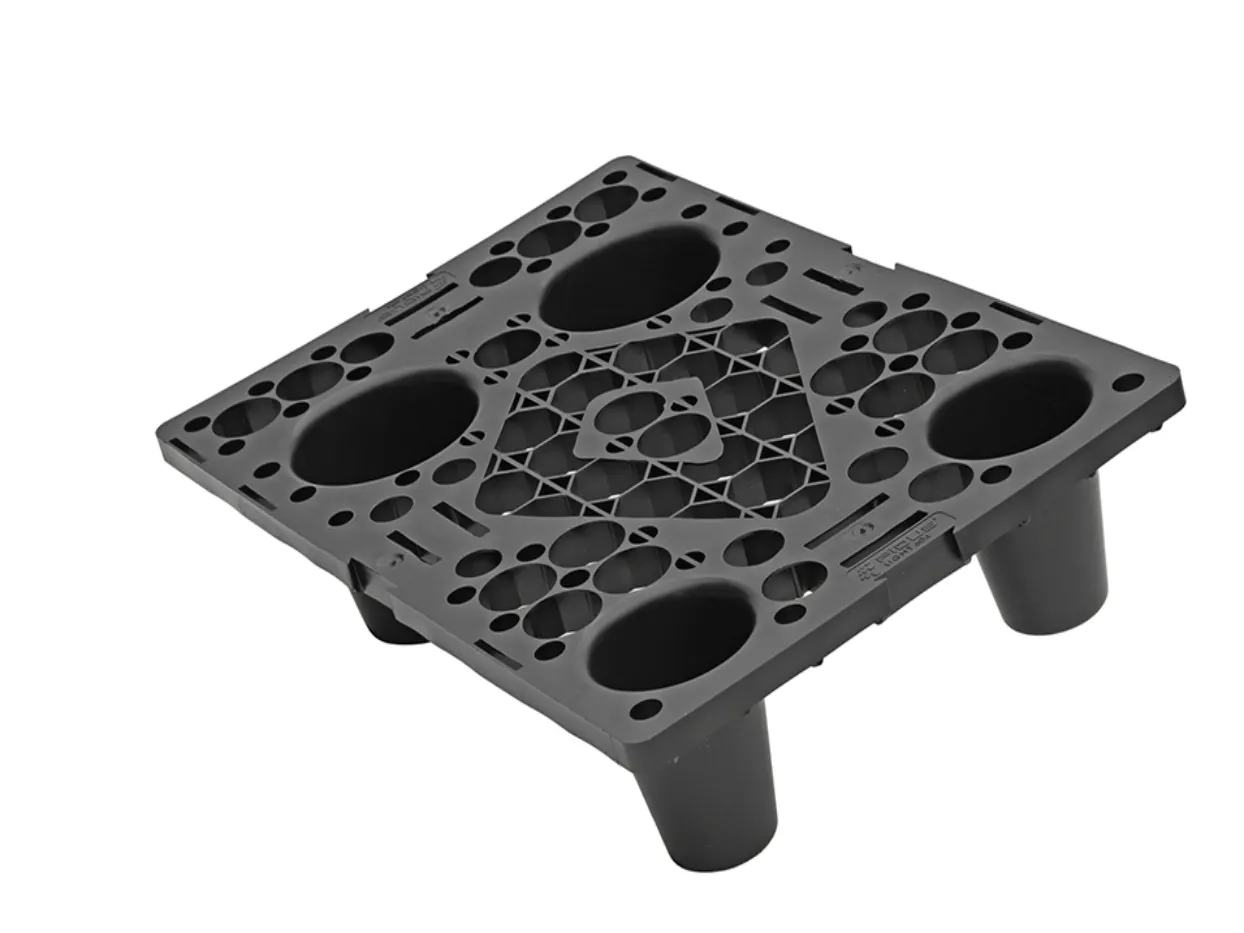 Leichte, nestbare Einweg-Kunststoffpalette von Purus, 1,1 kg, tr?gt bis zu 150 kg statisch. Aus recyceltem PE-PP, ideal f?r POS-Anwendungen. Ma?e: 600x400x125 mm.