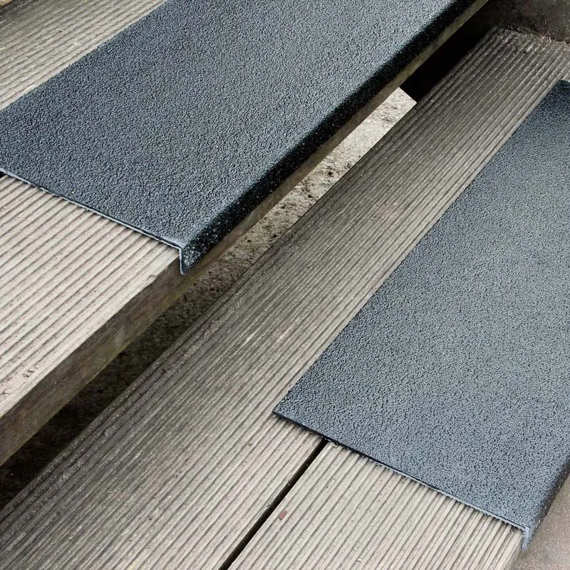 Das schwarze GFK-Antirutschkantenprofil von Mehlhose (230x600x30mm) bietet maximale Sicherheit und Langlebigkeit mit rutschhemmender Aluminiumoxid-Oberfl?che.