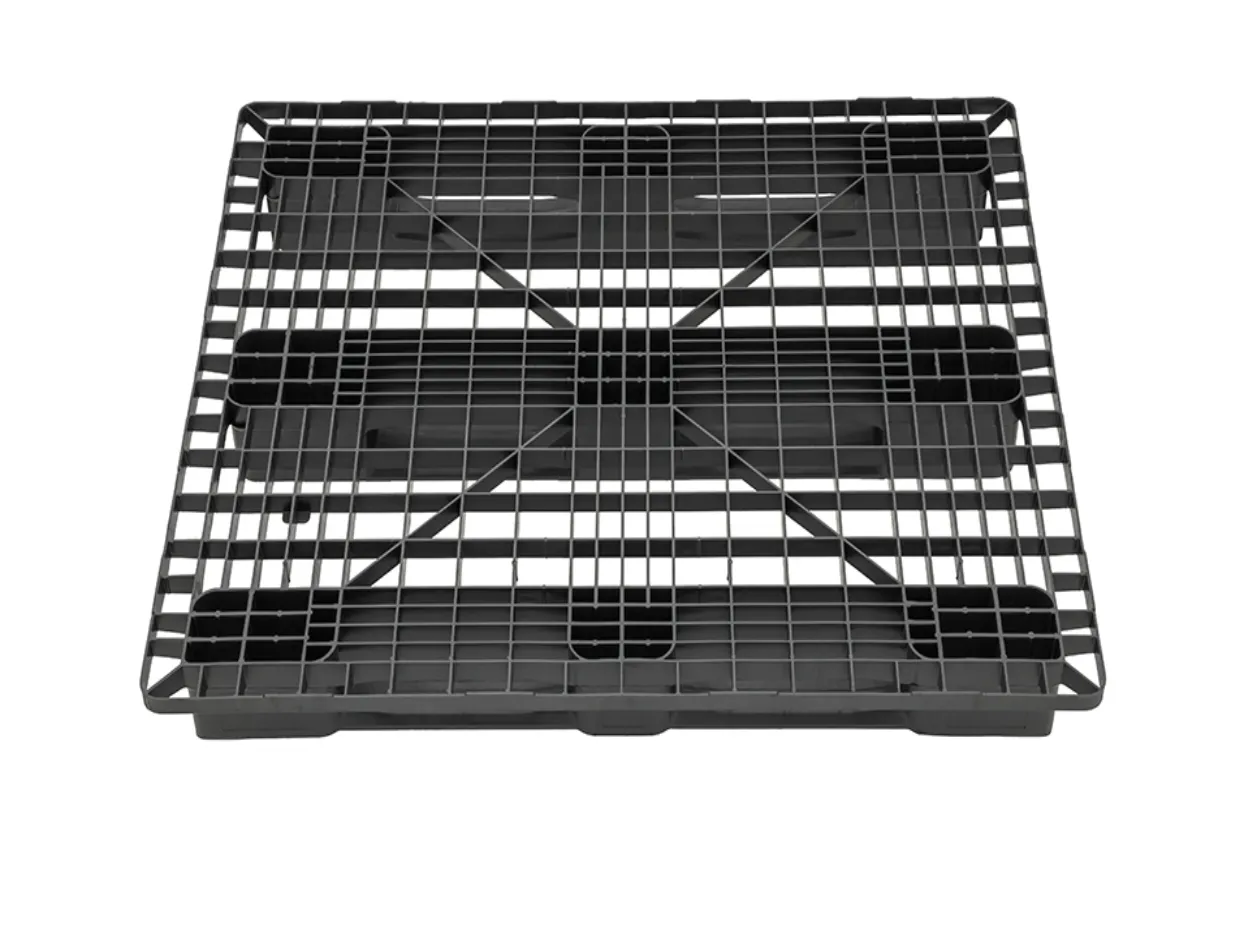 Purus Kunststoffpalette TR-14765-SCH: Robuste 4-Wege-Palette mit stoßfestem Schutz, ideal für Hochregale. Traglast bis 500 kg, aus recyceltem PE-PP, schwarz.