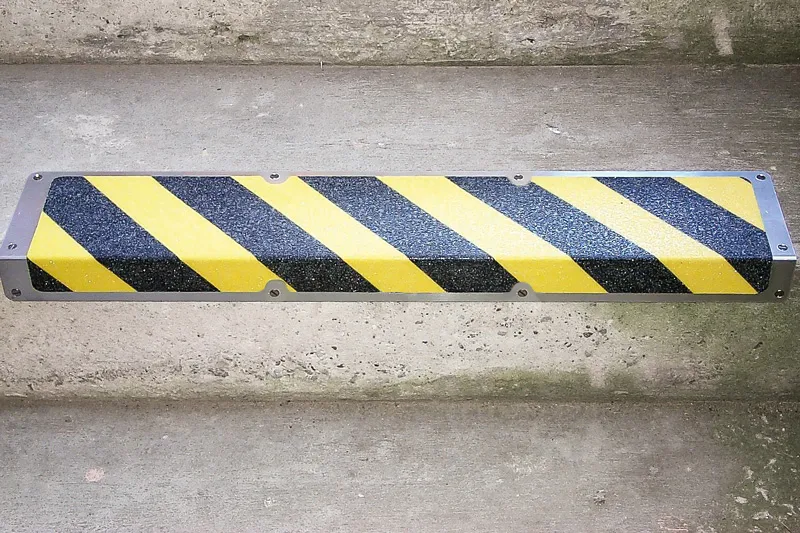 Das Antirutschkantenprofil von Mehlhose in Schwarz/Gelb aus Aluminium (120x1000x45mm) bietet exzellenten Rutschschutz und einfache Montage f?r vielseitige Anwendungen.