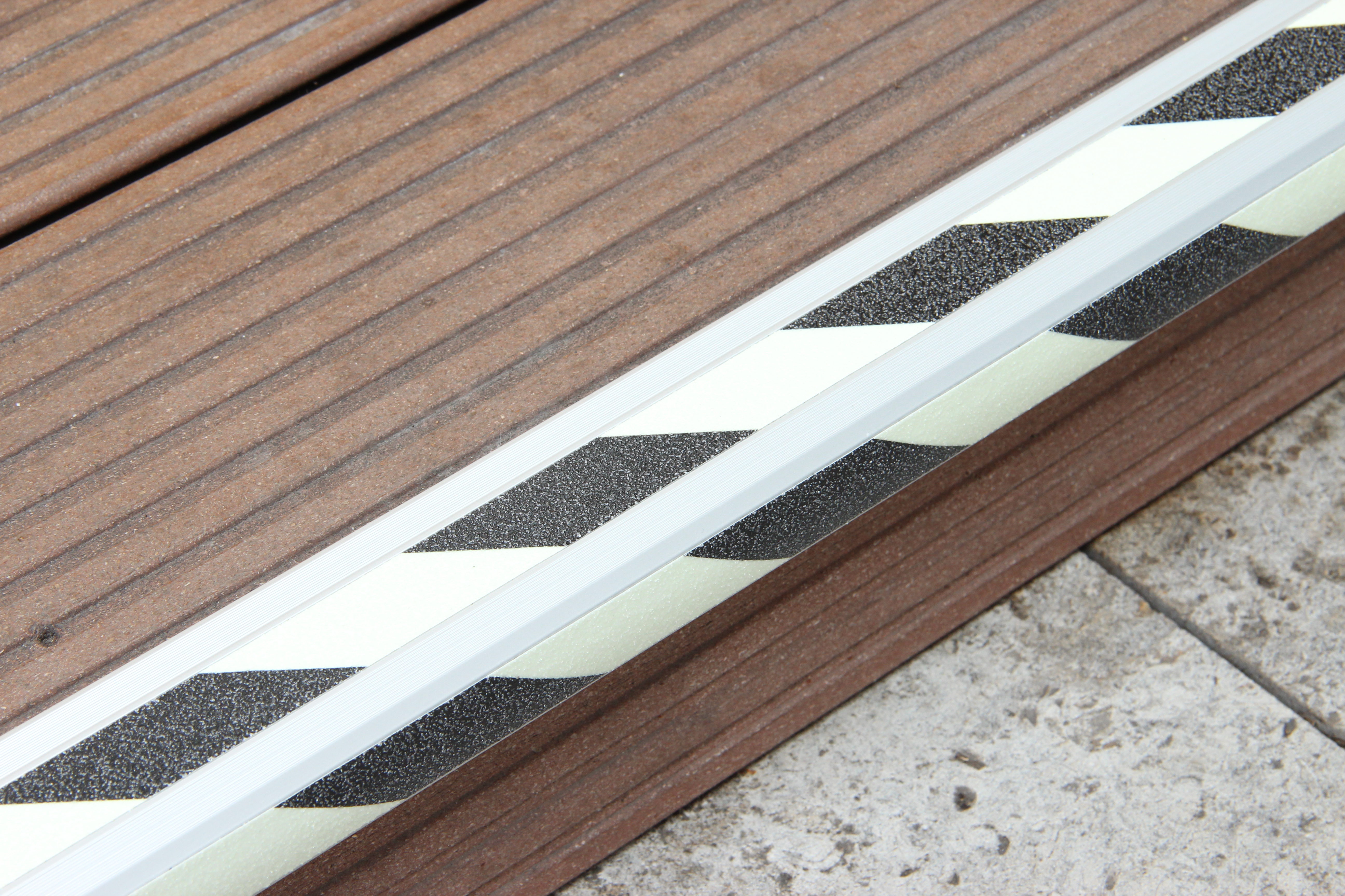 Das nachleuchtende Aluminium-Treppenkantenprofil von Mehlhose vereint Sicherheit und Eleganz mit hoher Rutschhemmung und einfacher Montage. Ideal für Innen- und Außenbereiche.