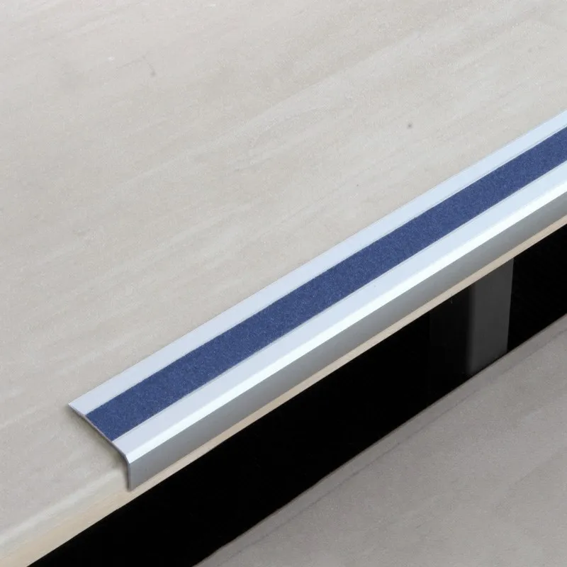 Das blaue Aluminium-Antirutschtreppenkantenprofil von Mehlhose bietet elegante Rutschhemmung f?r Treppen, leicht zu montieren und langlebig.
