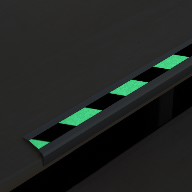 Das nachleuchtende Aluminium-Treppenkantenprofil von Mehlhose bietet Rutschhemmung und stilvolles Design, ideal für sichere und ästhetische Treppen.