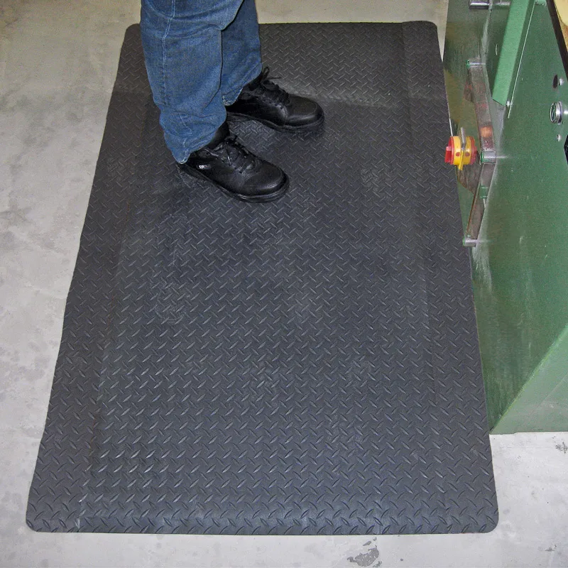 Produktbild der m2-Antierm?dungsmatte in Riffelblechoptik, 60x90cm, schwarz. Komfortabel, rutschfest, langlebig ? ideal f?r Arbeitspl?tze mit langem Stehen.