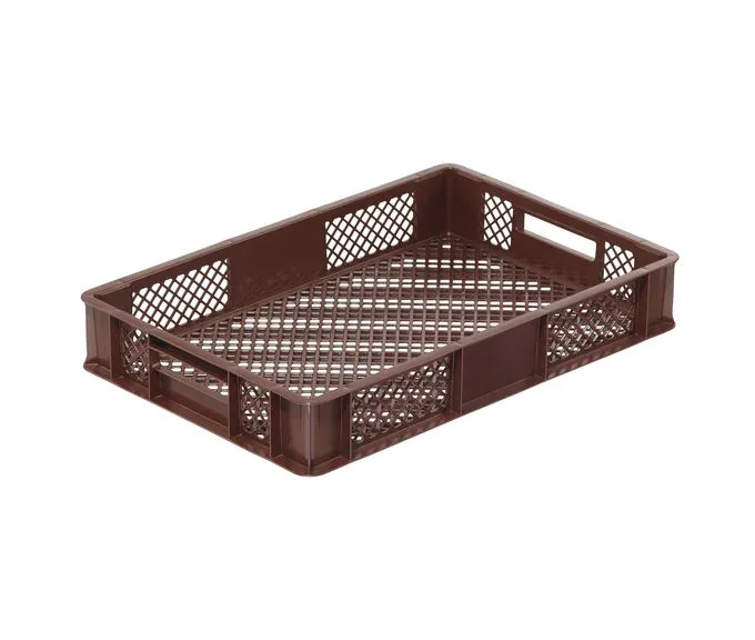 Roter Bekuplast Transportkorb (600x400x100mm) aus HDPE, robust und langlebig, mit offenen Griffen und durchbrochenem Design für frische Lagerung und einfachen Transport.