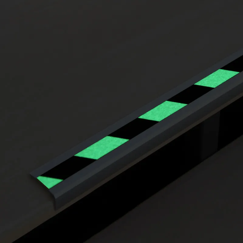 Das Aluminium-Antirutschtreppenkantenprofil von Mehlhose bietet elegante Sicherheit f?r Treppen mit verdeckten Befestigungsl?chern und vielseitigen Einsatzm?glichkeiten.