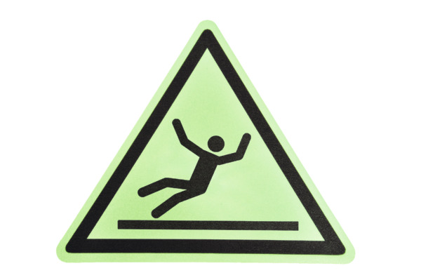 Antirutschbelag von Mehlhose: Dreieck mit "Vorsicht Rutschgefahr"-Symbol, 600mm, R13-zertifiziert, nachleuchtend, für Innen- und Außenbereiche, einfache Montage.