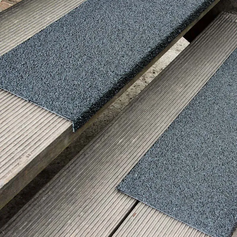 Das schwarze GFK-Antirutschkantenprofil von Mehlhose (230x600x30mm) bietet mit grober 12er K?rnung und R13-Rutschhemmung sicheren Halt auf glatten Fl?chen.