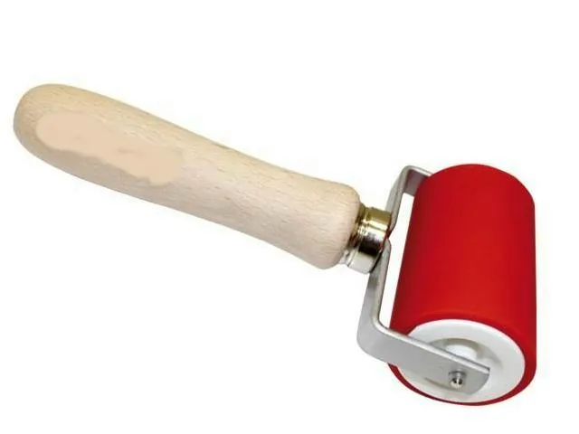 Der Profilandruckroller von Mehlhose mit 100mm Hartgummirolle und Holzgriff bietet perfekte Klebekraft und pr?zise Ergebnisse f?r Ihre Klebeprojekte.