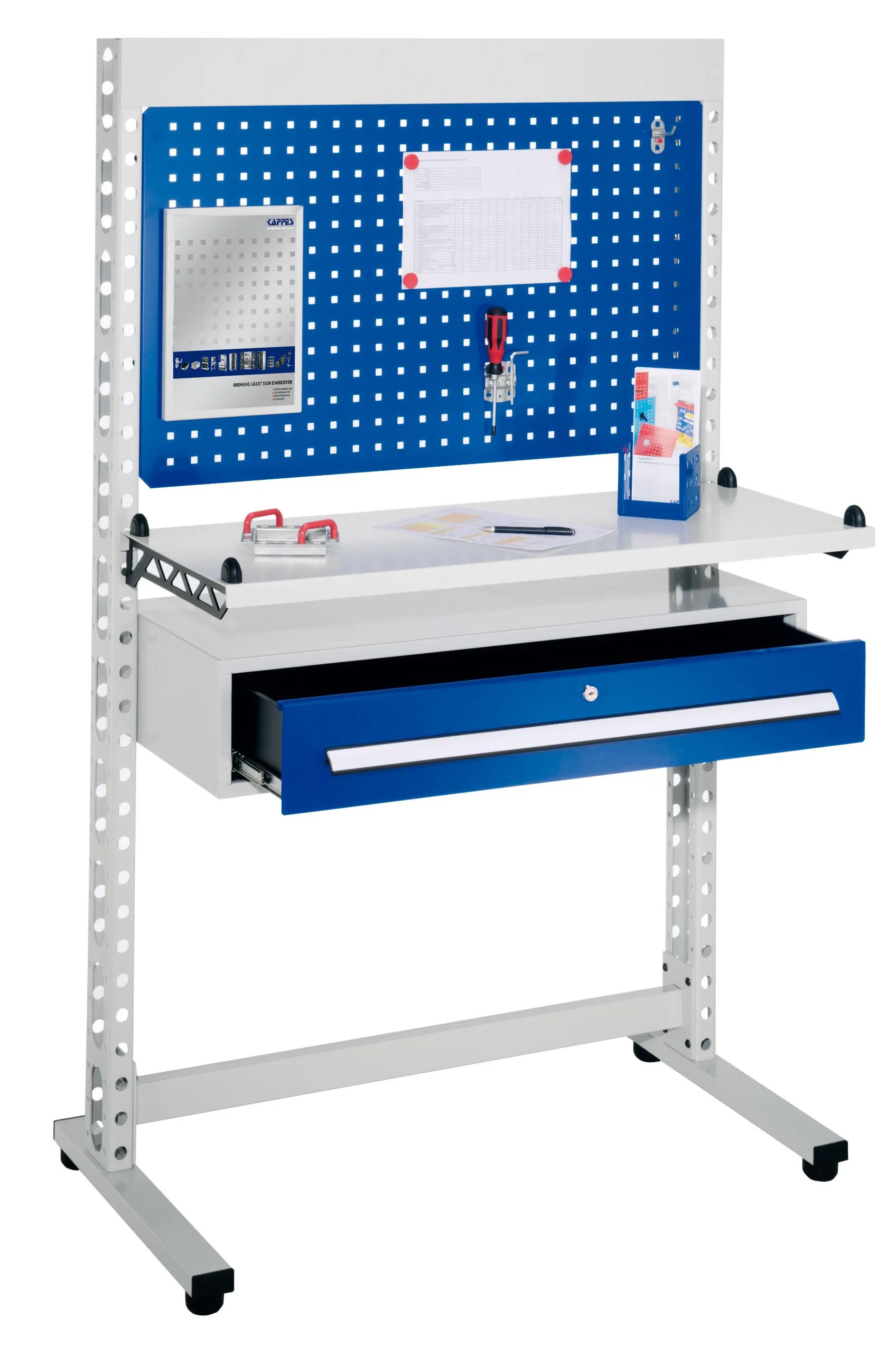 ErgoPlus Steharbeitsplatz von Kappes Systeme: Ergonomisch, robust und modular, ideal f?r industrielle Anwendungen. Lichtgrau/Enzianblau, H1770 x B1070 mm.