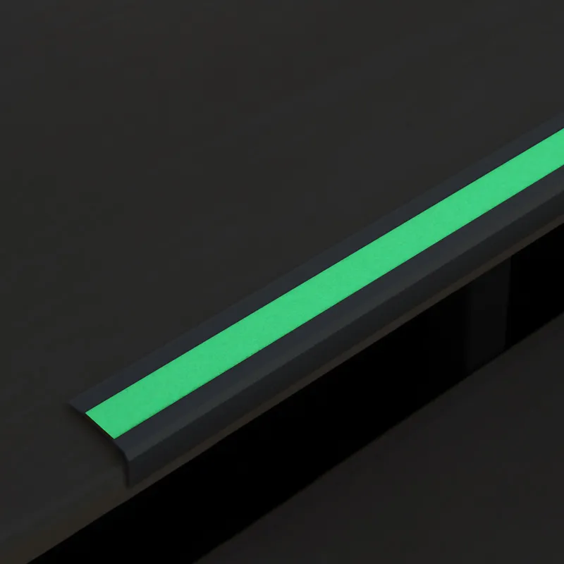 Das Aluminium-Treppenkantenprofil von Mehlhose vereint Eleganz und Sicherheit mit herausragender Rutschhemmung und einfacher Montage f?r Innen- und Au?enbereiche.