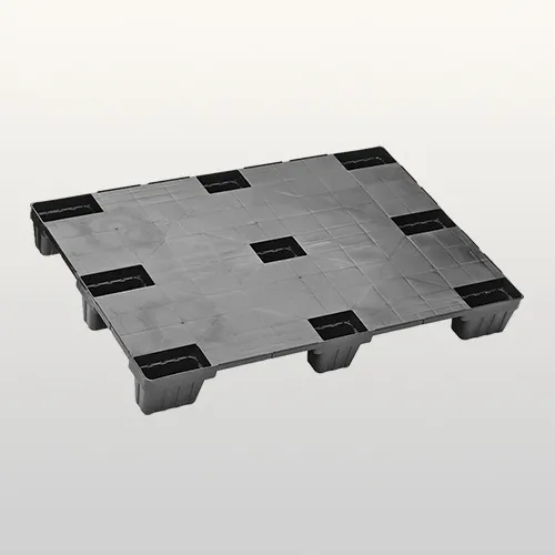 Leichte, nestbare Euro-Kunststoffpalette von Purus, 800x1200x140 mm, tr?gt bis zu 2000 kg, aus recyceltem PP, in Schwarz, ohne Stapelrand f?r flexible Nutzung.