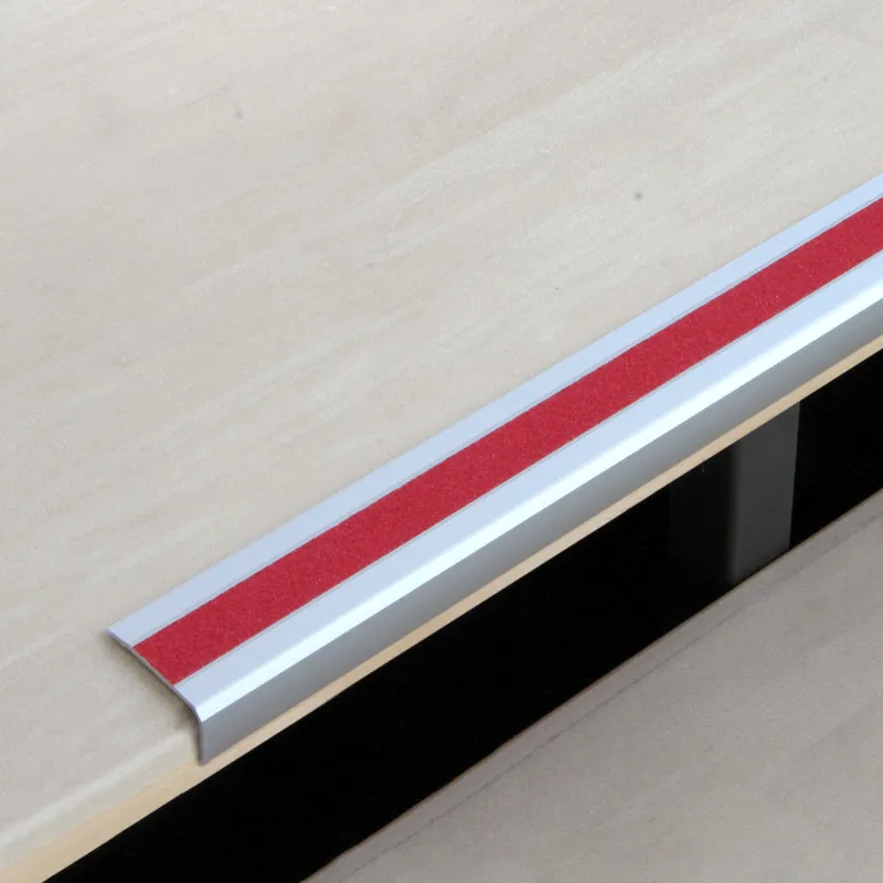 Das rote Aluminium-Treppenkantenprofil von Mehlhose bietet R13-Rutschhemmung, elegante Optik und einfache Montage für sichere, stilvolle Treppen.