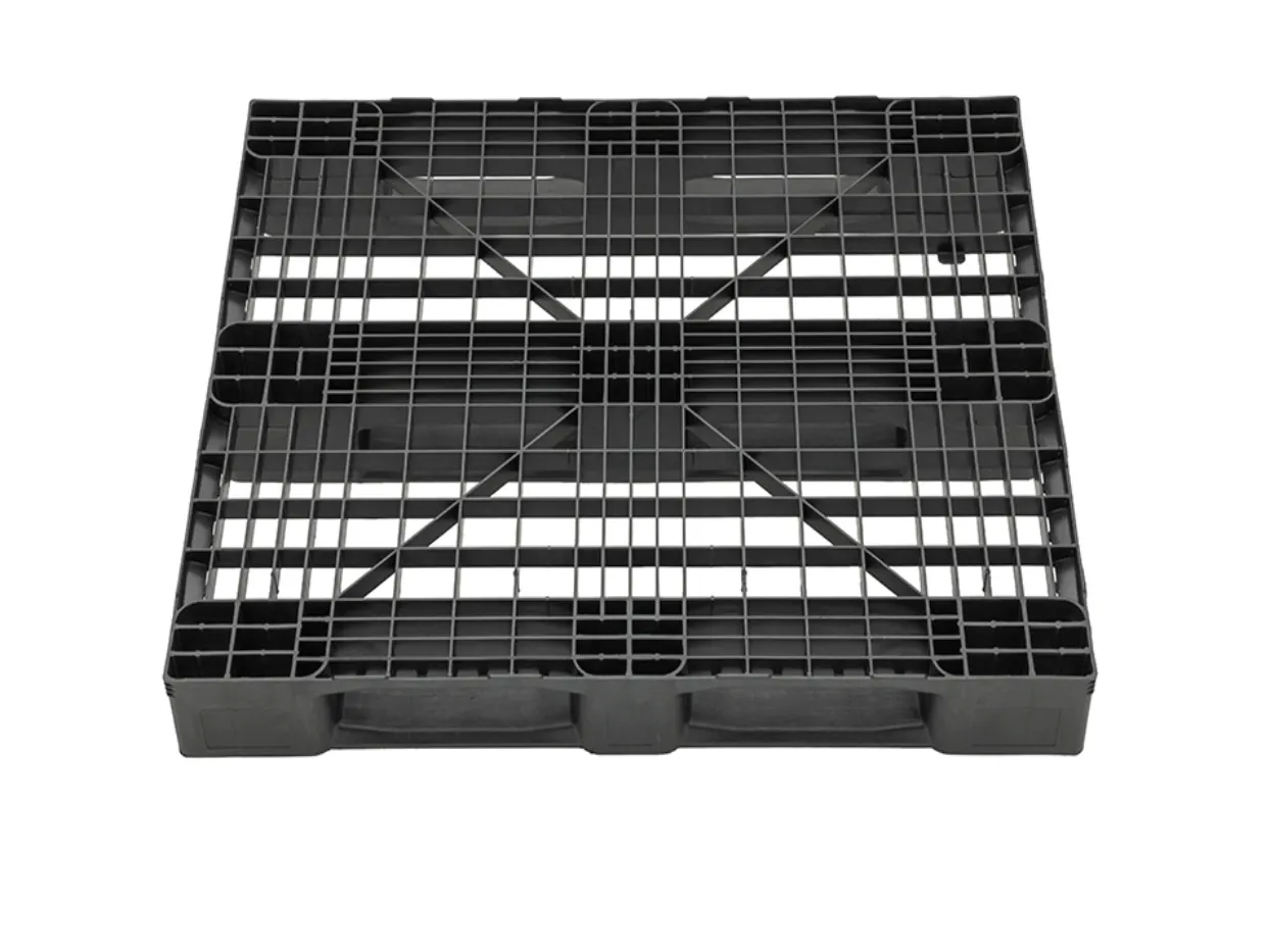 Purus Kunststoffpalette Medium in Schwarz, belastbar bis 500 kg im Hochregal, mit stoßfestem Rundumschutz und robusten Kufen für sicheres Warenhandling.