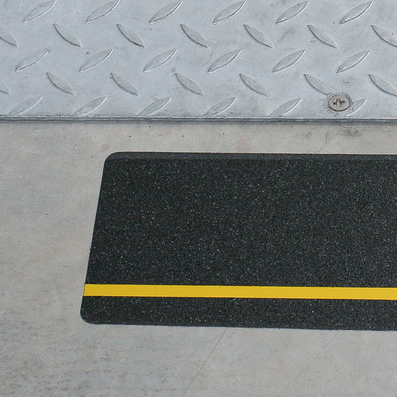m2-Antirutschbelag Multifunktionsbelag schwarz mit Streifen gelb 150x610mm
