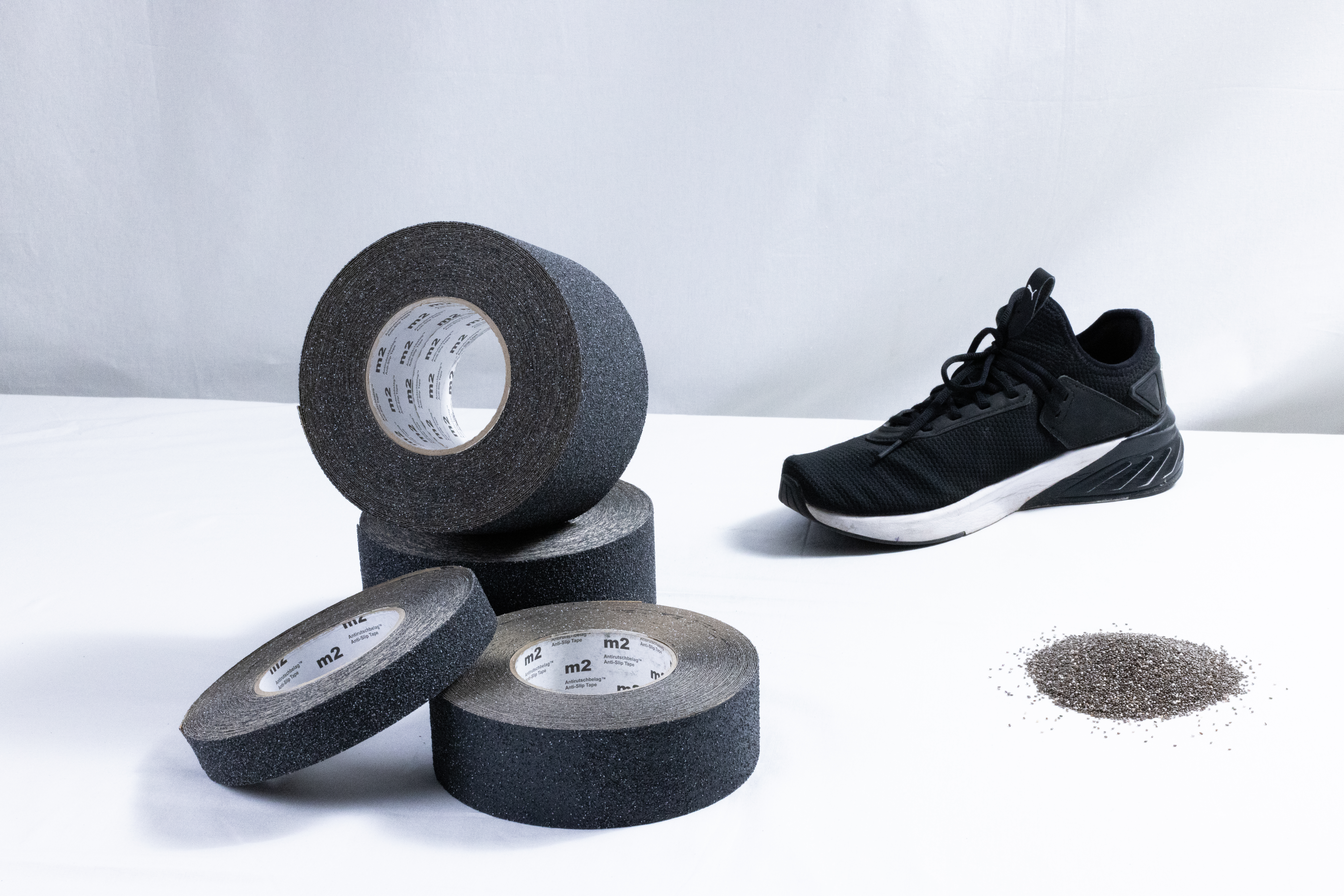 ReCyGrid Antirutschbelag in Grau-Anthrazit, 25mm x 18,3m Rolle, bietet rutschfeste Sicherheit, langlebig und umweltfreundlich, ideal für Innen- und Außenbereiche.