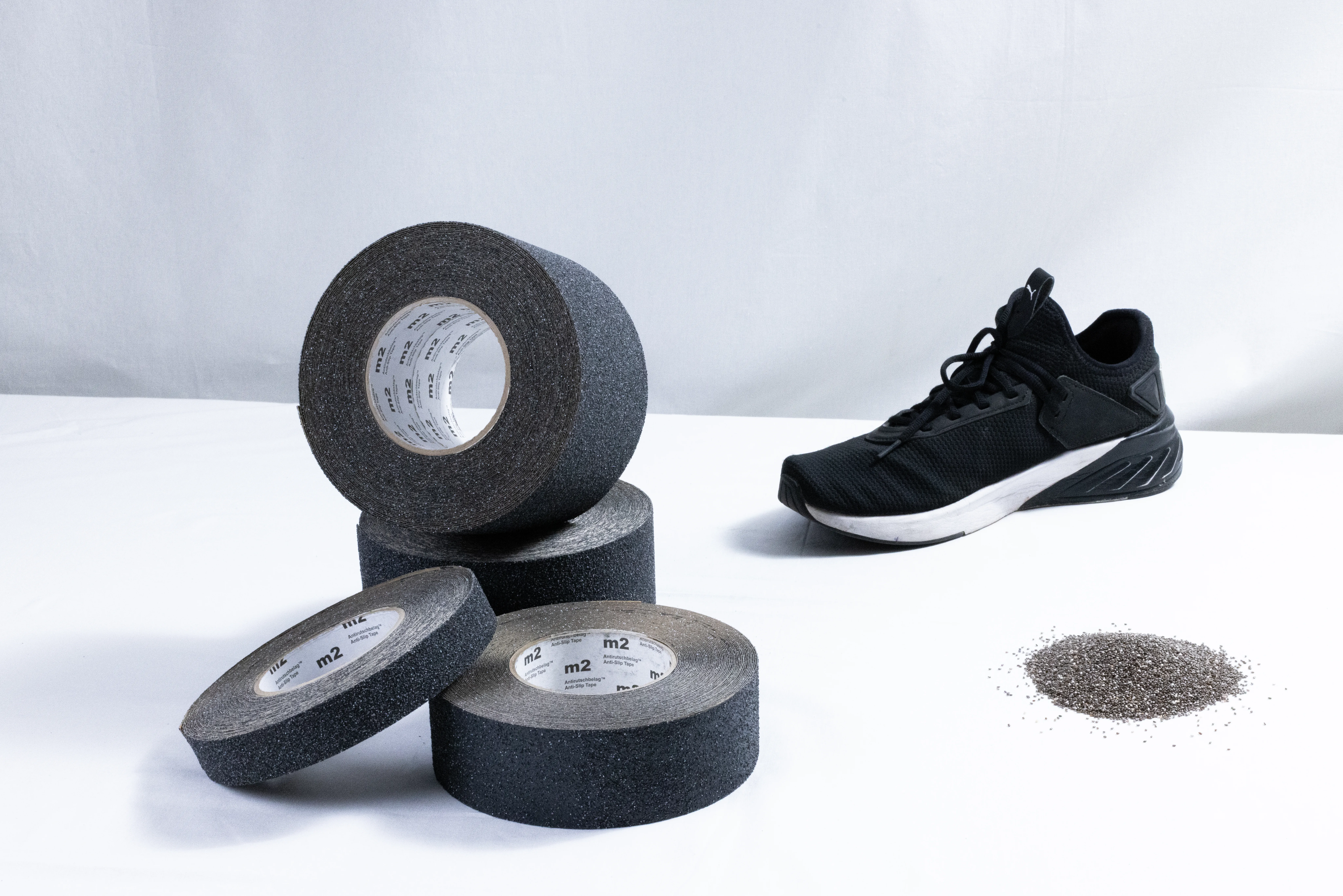 ReCyGrid Antirutschbelag in Grau-Anthrazit, 25mm x 18,3m Rolle, bietet rutschfeste Sicherheit, langlebig und umweltfreundlich, ideal für Innen- und Außenbereiche.