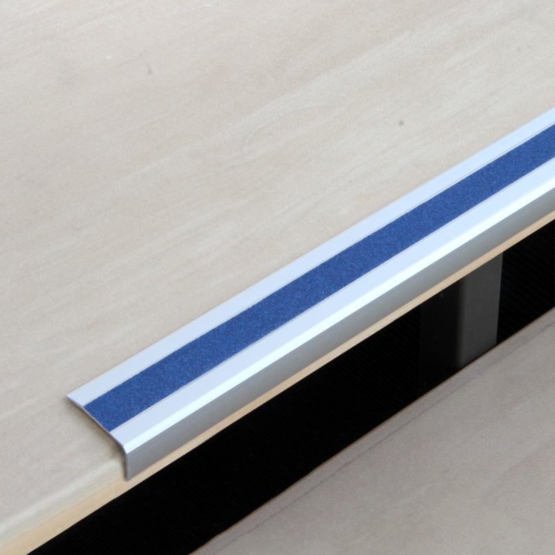 Das blaue Aluminium-Treppenkantenprofil von Mehlhose bietet exzellente Rutschhemmung und elegante Optik, ideal für Innen- und Außenbereiche.