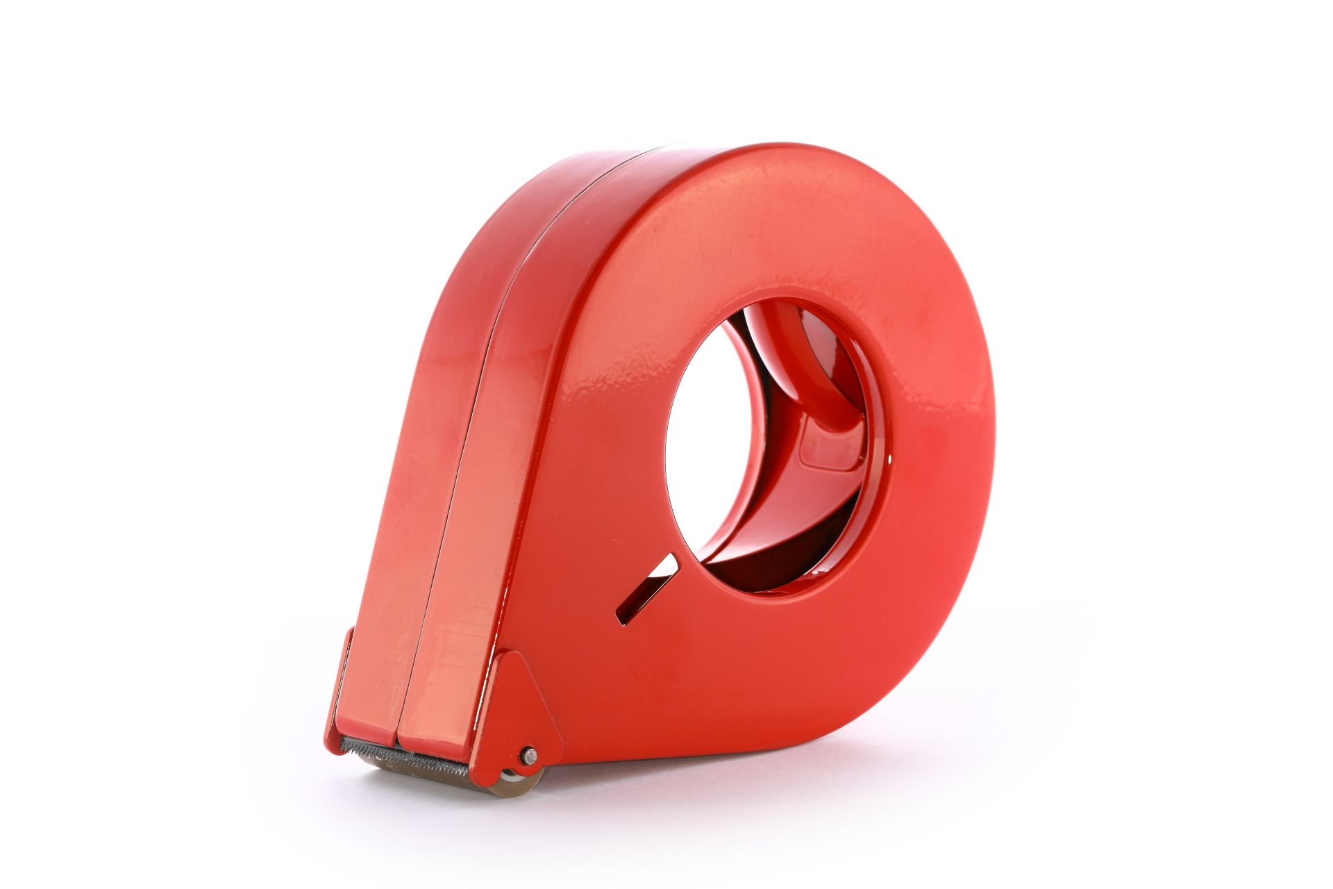 Roter Handabroller von Traydon GmbH für einseitige Klebebänder, 122 mm Durchmesser, 50 mm Rollenbreite, ergonomisch, mit präziser Karbonstahlklinge und stabiler Abrollbremse.