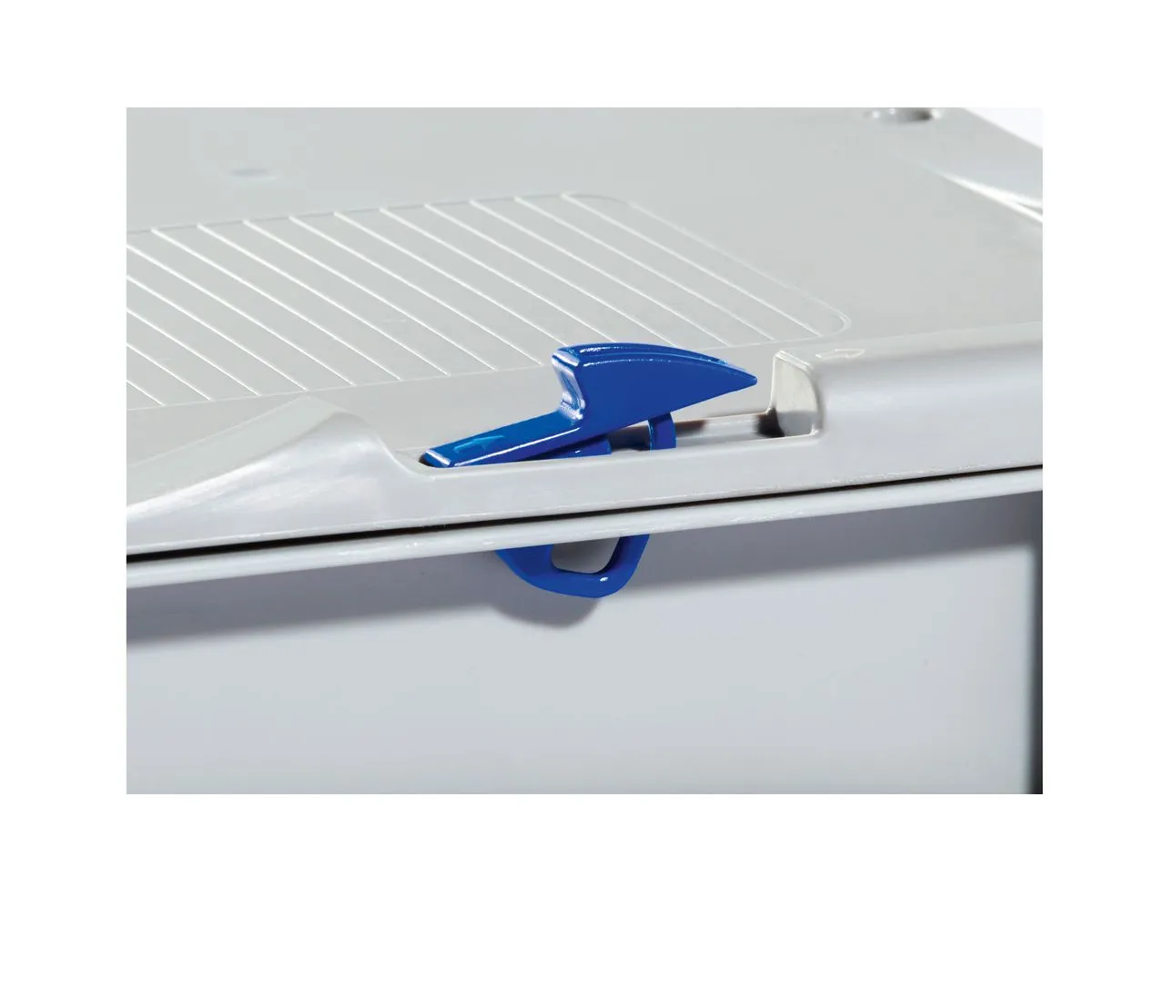 Blauer Federriegel von Bekuplast f?r Scharnierdeckel, aus robustem PP-C, einfach zu montieren, ideal f?r sichere Befestigung an Beh?ltern. 2 St?ck pro Beh?lter n?tig.